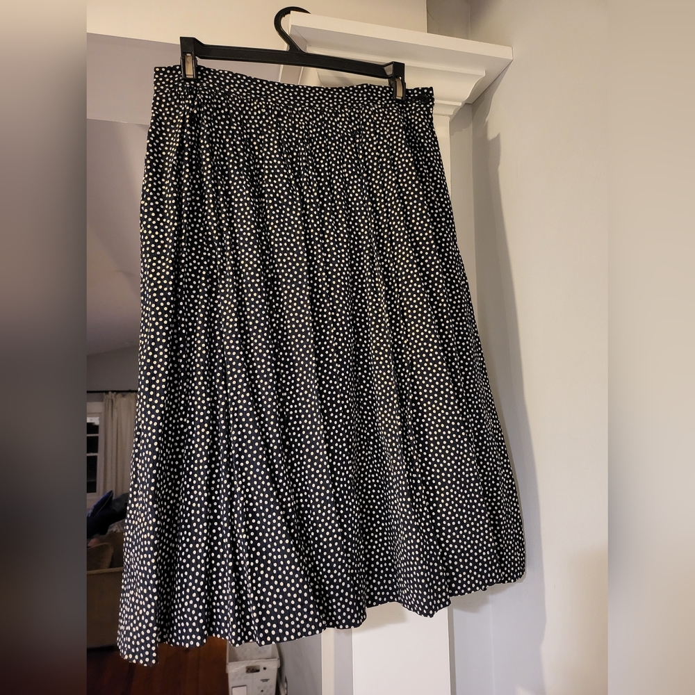 Valentino * size 10 * 100% silk * black & white polka dot * skirt
